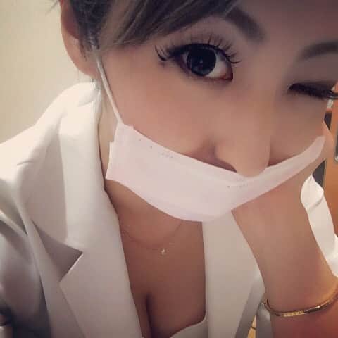 脇坂英理子さんのインスタグラム写真 - (脇坂英理子Instagram)「お仕事ちぅ！お腹すいたーっ！ケガしてる口唇はマスクで隠しておきます。笑 #白衣 #白ワンピース  #女医  #谷間チラリ」9月2日 13時09分 - princess_rico