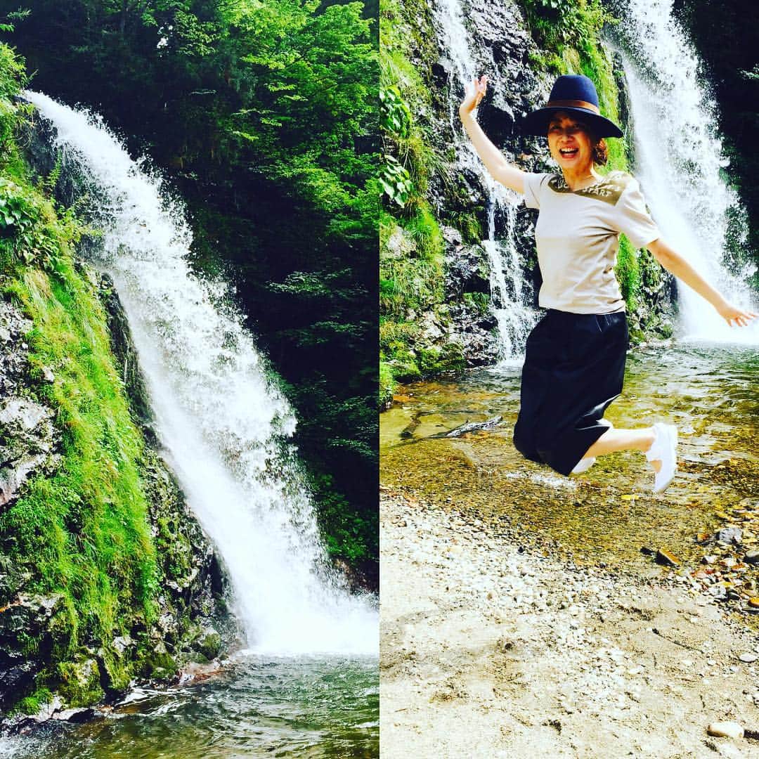 阿部洋子さんのインスタグラム写真 - (阿部洋子Instagram)「滝の前で…JUMP！w #銀山温泉  #白銀の滝 #JUMP」9月3日 18時42分 - hirocoring