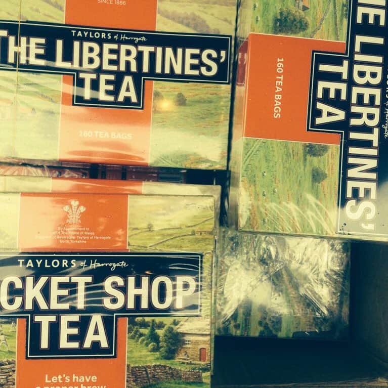 ベイビーシャンブルズのインスタグラム：「Charity "Tea-Bay" Auction.  We have 8 boxes of Libertines tea up for grabs. Pop into The Bucket Shop today or tomorrow to place your bid.  The top 8 bids will win, with 100% of the proceeds going to charity. If you can't make it to the shop, drop us an email with your bid to hello@albionrooms.com, with the subject line "Libs Tea-Bay". Bids MUST be submitted by end of Friday. Good luck x」
