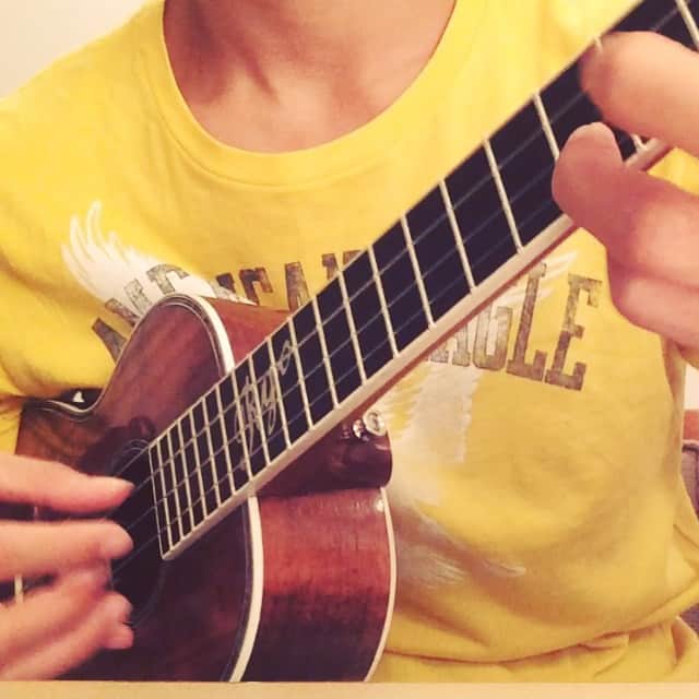 のインスタグラム：「Day 96 今日は名古屋で演奏してきました！！途中機材トラブルがありましたが、あたたかいオーディエンスの皆様のお陰様でなんとか最後まで演奏出来ました！感謝です(^^)名古屋のファンの方にリクエスト頂きましたので、3度目の投稿になりますが、#precious #ukulele #music #ウクレレ #リクエストはいつでも！」