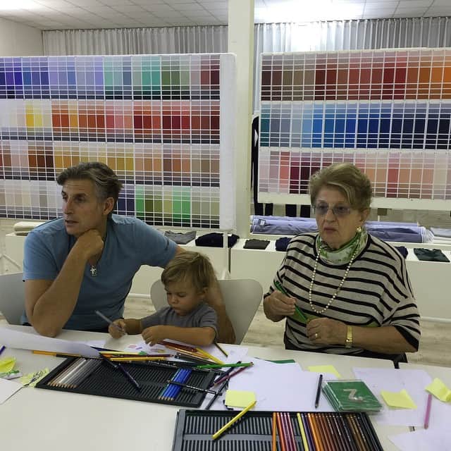 メニケッティのインスタグラム：「3 generations Menichetti at work #family #studio #design #creative #generations #atelier」