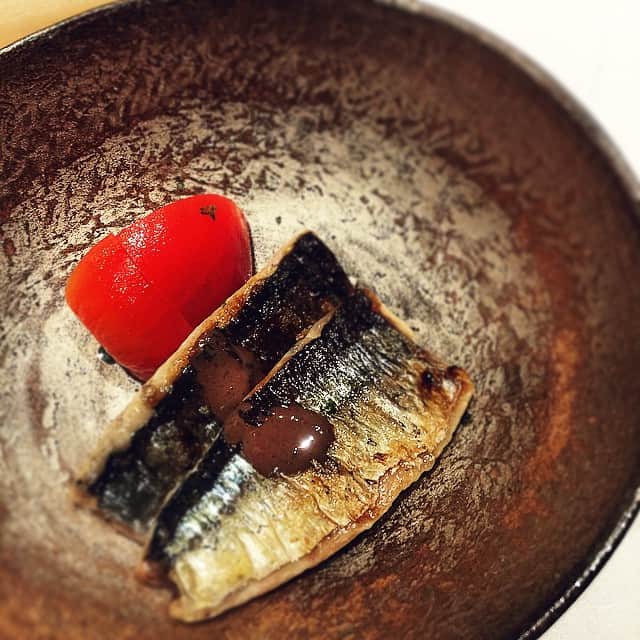 のインスタグラム：「先日割烹でいただいた秋刀魚。土佐酢に漬けてあるトマトも美味しかった！」