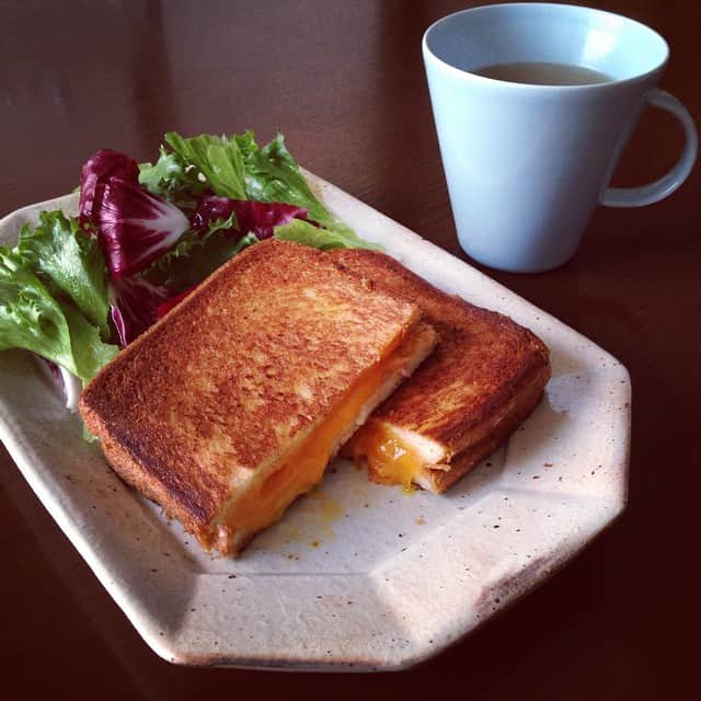志摩有子さんのインスタグラム写真 - (志摩有子Instagram)「先日igで見た@mayahawaii325 ちゃんのグリルドチーズサンドイッチが頭から離れずついに実現。グリルドなのにグリルパンではなくフライパンにバターたっぷりで焼く禁断の味。ハムが残っていたのでそれもプラス。ふぅ、満足☺︎ #saturday #lunch #grilledcheesesandwich #付属のグリルドプレスのみ使用 #バター溶かして押し付けて焼く #調子にのって押し付けすぎたw #ジャンク #むっちゃジャンク」9月5日 12時58分 - ariko418