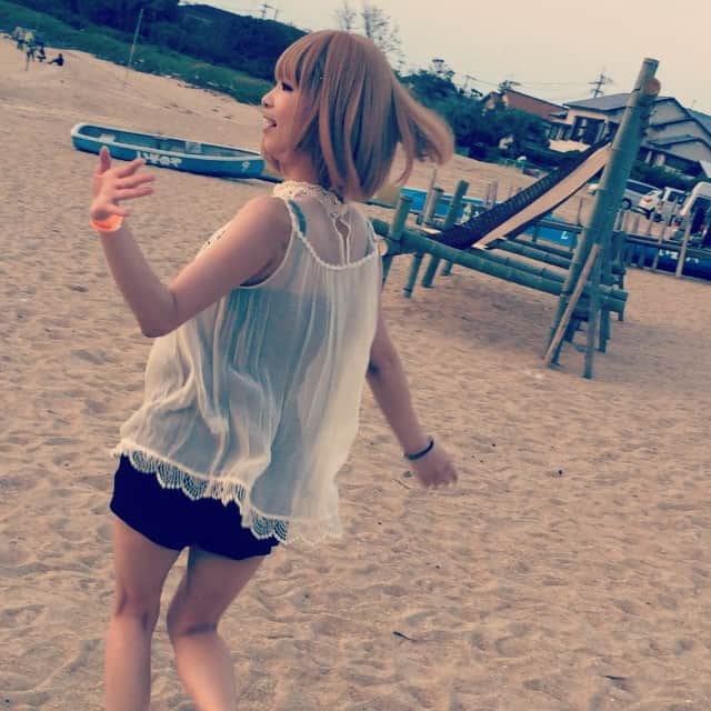 こしじまとしこのインスタグラム：「糸島サンセットの砂浜ではしゃぐとしこです。 BGMは某出演アーティストさんのトランペット練習音です最高です。」