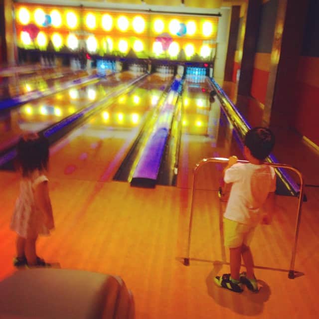田波涼子さんのインスタグラム写真 - (田波涼子Instagram)「本日お仕事無事終了。 で、ママと一緒に遊びたい！ということでボーリング。ストライクだしてご満悦。」9月7日 22時00分 - ryokotanami