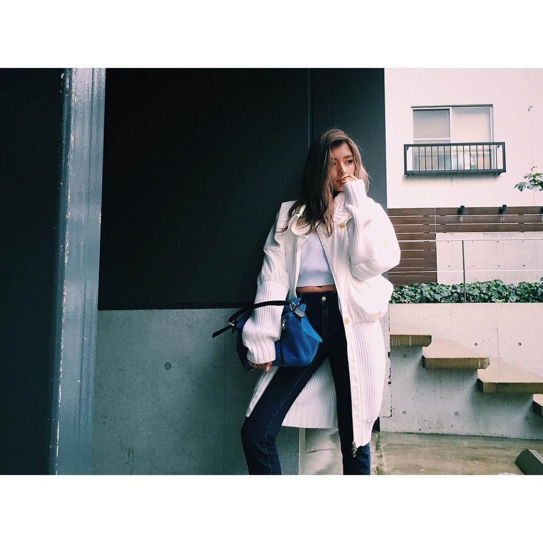 ローラさんのインスタグラム写真 - (ローラInstagram)「#ootd knit..loewe bag..loewe denim..maison kitsune shoes..puma」9月8日 11時18分 - rolaofficial