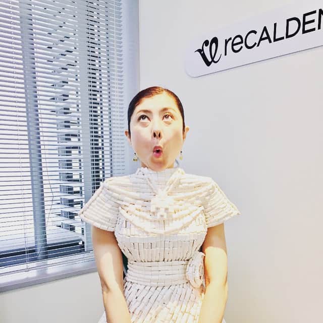間々田佳子のインスタグラム：「リカルデントのガムでできたウエディングドレスを着ました〜✨✨感激〜！✨✨嬉しい〜！*\(^o^)/* リカルデントのベリーミント美味しいです。ハマってます。 みんなガムを噛んだら顔ヨガスイッチON! みんなで美しくなろ〜！ #リカルデント #ガムドレス #ウエディング #白い #ガムを食べながら顔ヨガ #顔ヨガ #間々田佳子」