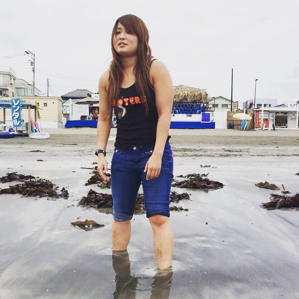 紫雷イオさんのインスタグラム写真 - (紫雷イオInstagram)「#埋まるよね〜 #hooters #材木座 #鎌倉」9月8日 23時56分 - iyo_sky