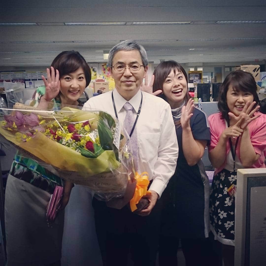 池尻和佳子のインスタグラム：「定年まで仕事を続けるって、大変なことですねっ！！ ラジオのプロデューサーであり、大学の先輩、お疲れ様でした(^O^)🎵 明日からも、また宜しくお願い致します🐤」