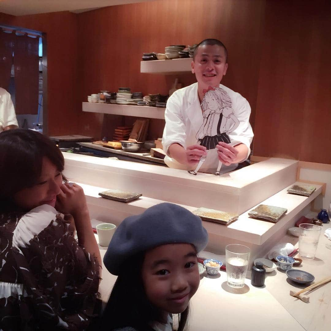 Laraさんのインスタグラム写真 - (LaraInstagram)「Eloise @ Super Lovely Sushi bar in Tokyo .🍣🍣🍣🍣🍵🍵 Eloise became good friends with the Sushi Chef Ryujiro and she said she wanted to be a Sushi Chef in the future！！🍣🍣🍣🎀🎀🍵🍵 エロイーズとおすしやさんに行ったの。エロイーズ、スシしょく人のリュウジロウさんとすご--く仲良くなって 大きくなったら、スシしょく人になることにしたんだって！🍣🍣🍣🍣🍣🍵🍵🍵🎀🎀 #WhereIsEloise @theplazaeloise @theplazahotel#海味#Sushi#EloiseInJapan#EloiseAtSuperLovelySushiBarInTokyo」9月8日 20時07分 - fa_la_lara