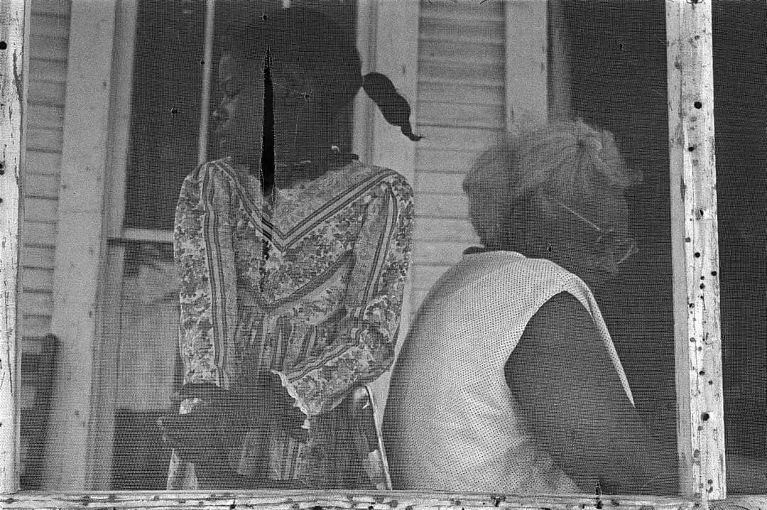 Magnum Photosさんのインスタグラム写真 - (Magnum PhotosInstagram)「USA. Mississippi. Mound #Bayou. 1976. Members of the community on their front porch. (Alex Webb/ #MagnumPhotos)」9月8日 22時02分 - magnumphotos