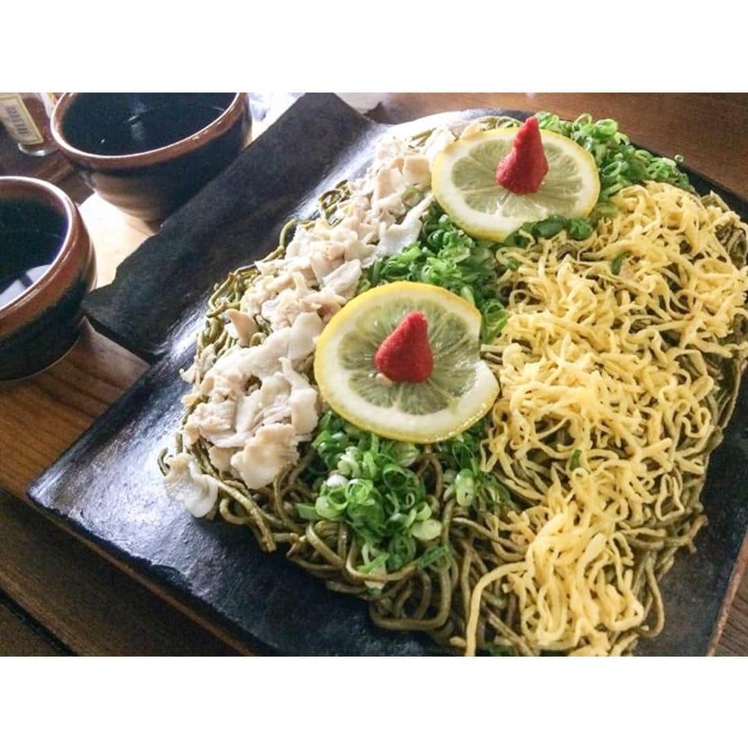 Washoku (和食) Japanese Foodのインスタグラム：「This #dish is called "Kawara-soba" (瓦そば). The origin its name comes from the heated tile under it called "kawara", which literally means 'roof tile', and the "#cha-#soba" (#noodles made from soba flour and #tea). Photo at Ippuku in Takehara, #Hiroshima  #Japan #japanesefood #food #washoku #interesting #japanese #unusual #lunch #travel #nofilter #和食 #そば #ランチ #広島 #日本」