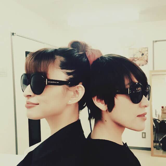 ERIHIROのインスタグラム：「BD present from HIRO!! Matching shades he he  #ERIHIRO  #お揃い  #サングラス」