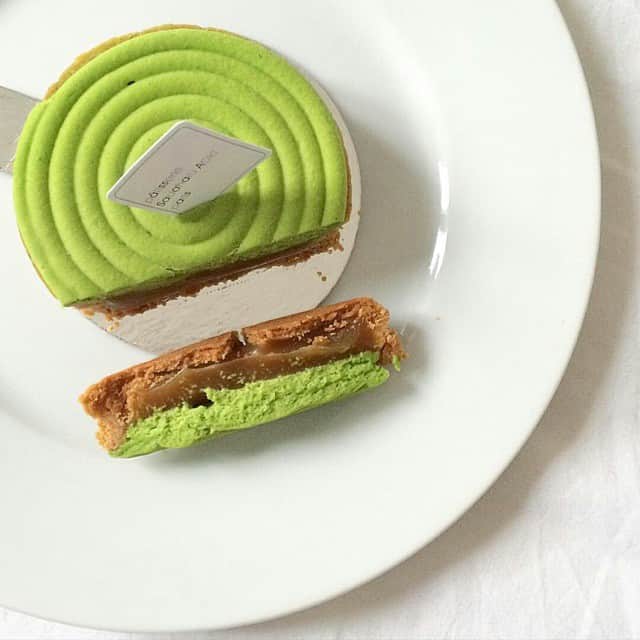 Pâtisserie Sadaharu AOKI Parisのインスタグラム：「Thank you Jenn ❤❤ Posted by @jennyeesf -  LE THE VERT  Matcha and salted caramel tart (cut so you can see the layers). At @sadaharuaoki, they put an Asian twist on French pastries. I wouldn't think to put green tea and caramel together but it works. Caramel was a little overpowering but I can't complain because it's so good. #jennyeeParis #paris6」