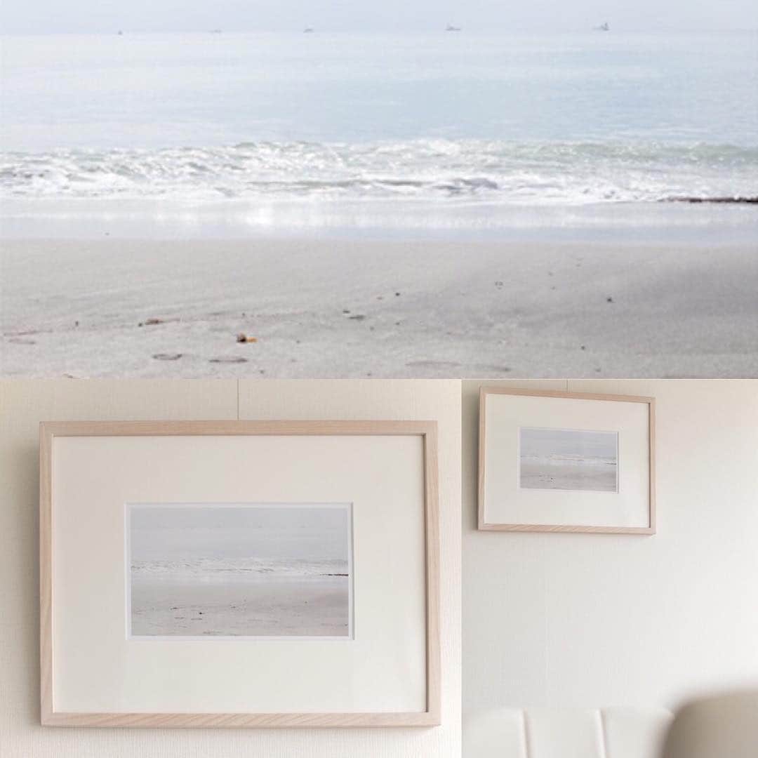 aRts STOREのインスタグラム：「おだやかな海。 きらきら光る水面、太陽に反射され、水のひいたところに波が映っている。 海のモチーフは時として、さみしい感じがするのですが、 この写真は、なんだかはじまりを感じさせます。  おだやかな海を見ていると、こころまで穏やかになります。 一日のスタートとなる朝、本作品を見ながら、 今日一日の目標を心に誓う。 新しい習慣のきっかけに、飾りたい作品です。  納期:約3週間(納期は営業日ベースでの計算となります。) price:¥ 29,160 size:50.9×39.4cm  http://www.arts-store.jp/products/detail.php?product_id=62  #art #interior #sea #natural」