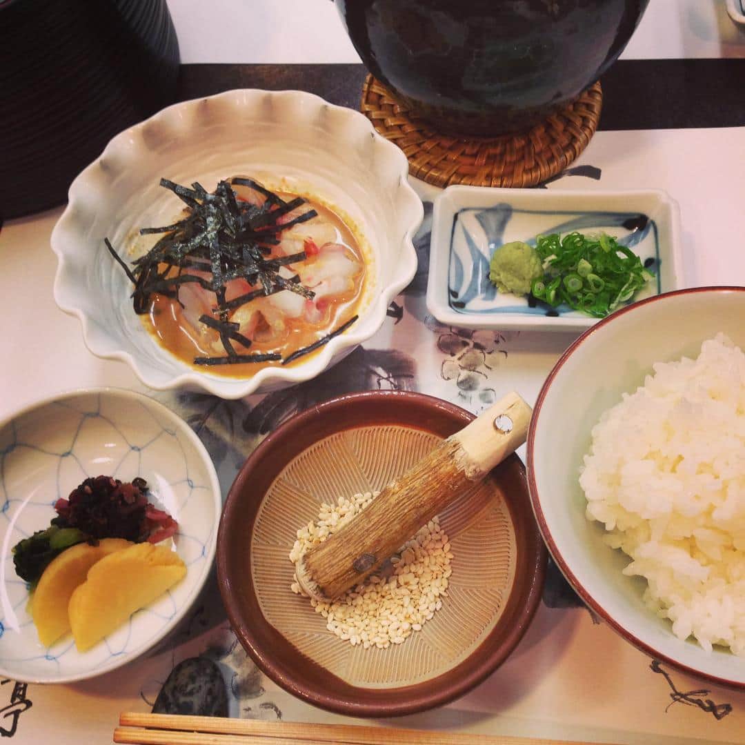 志摩有子さんのインスタグラム写真 - (志摩有子Instagram)「ロケ後のランチは鯛茶漬け。 いつもながら白めしがすすむ、すすむ🍚 今日もご馳走さまでした。 #ロケごはん #鯛茶漬け #腹ぱん #アシスタント君は10杯おかわり」9月10日 13時48分 - ariko418