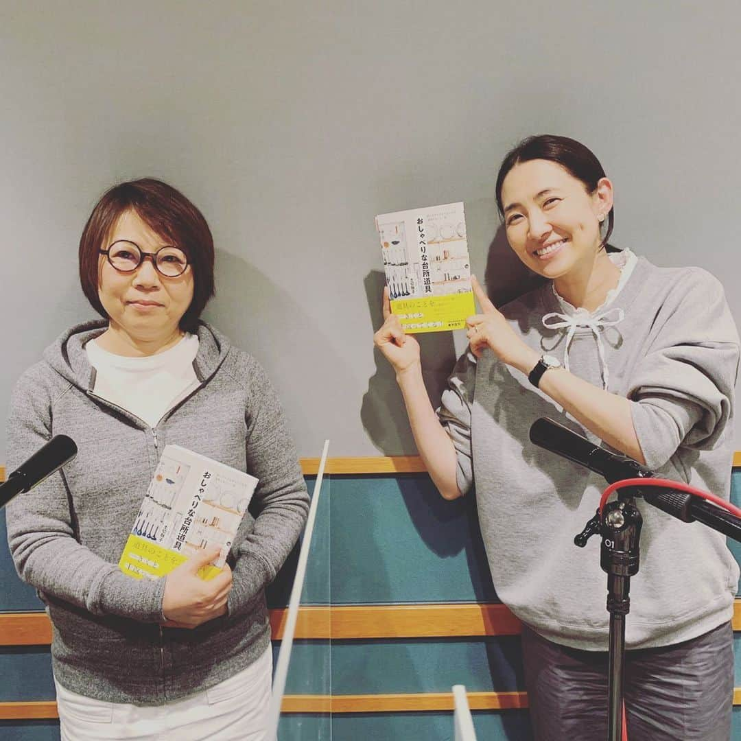 浜島直子さんのインスタグラム写真 - (浜島直子Instagram)「『TOKYO GAS Curious HAMAJI』 今週と来週のゲストは、「だいどこ道具ツチキリ」店主の、土切敬子さん🍳  東京、井の頭公園駅近くの住宅街の中にあるお店、「だいどこ道具ツチキリ」。 ご自宅を改造して2017年にオープンしたということですが、お店からご自宅の台所が見えるようになっているんだそう👀✨  その計画をご家族に相談した時は反対されたそうですが、今ではいろいろアイデアも出してくれる強い味方に💪  「自分が好きなもの、いいと思ったもの、実際に使っているものを店頭に並べているのですが、実際に台所で使っているのを見るとわかりやすいんじゃないかと思って」と✨  そのお店の写真が、昨年出版された本「おしゃべりな台所道具」(オレンジページ)にたくさん載っているのですが、す、す、素敵〜😭✨❤️  主婦にとって、いや、おうち時間が増えた今、誰にとっても台所は日常から切っても切り離せない場所ですが、こんな風に「好きな道具に囲まれる」「自分にとって心地よい」空間にすると、人生の幸せレベルがクイっと上がるような気がしました✨✨✨  私もまずは布巾から変えてみよう❣️ ・ 土切敬子さんがゲストの放送回は、3月12日、19日の土曜日。全2回。bayfmで午前11時から。 radikoで全国聴けますのでお時間ありましたら是非よろしくお願いいたします🌈 ・ 番組公式インスタグラムでは動画も見られます🌈 @curioushamaji  ・ #東京ガス #bayfm #キュリオスハマジ  #土切敬子 さん #おしゃべりな台所道具  #だいどこ道具ツチキリ  #初対面とは思えなかった土切さん❤️ #まるで昔からのママ友のよう🤣❤️ #今度お店に行きます！！！！👍✨」3月12日 10時01分 - hamaji_0912