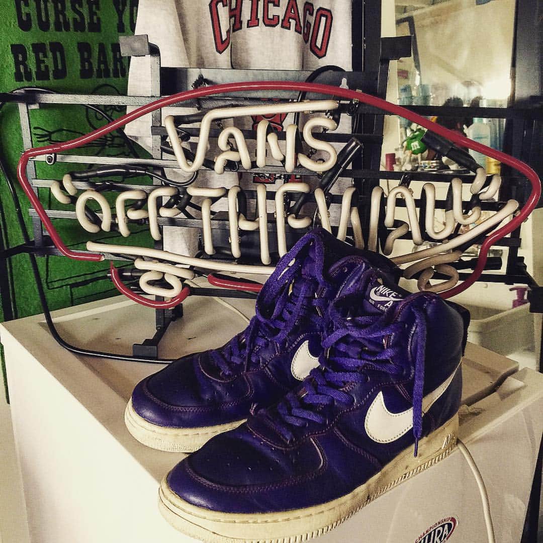 大川知英のインスタグラム：「このVANSのネオン管割れたから直したいな😅  #VANSネオン管 #ナイキ #エアフォース1 #ビンテージ」