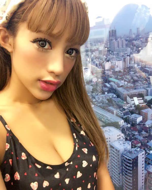 ユリサのインスタグラム：「私服パジャマで撮影🌟 あ♥︎ 前髪切ったの❤ どうかなー？ 切りすぎちゃったかなー？ ドキドキ💘 #pajamas #shooting #cyberjapan」