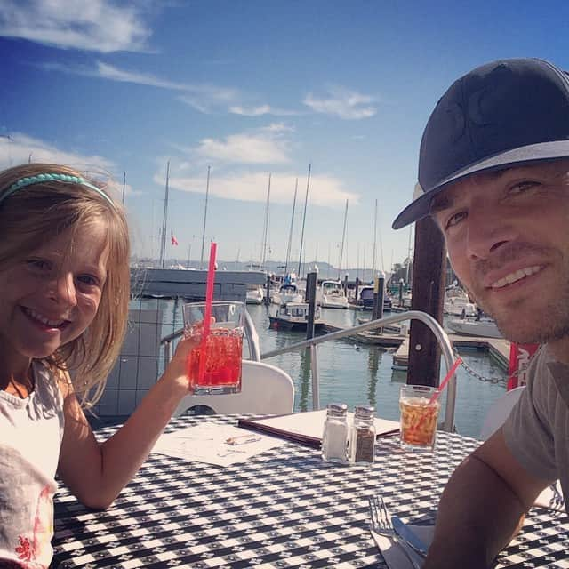 マシュー・セトルのインスタグラム：「#shirleytemple 's rule at #samscafe #tiburon」