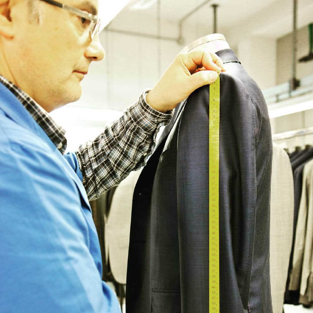 サルトリアパルテノペアさんのインスタグラム写真 - (サルトリアパルテノペアInstagram)「The shape of #style... #SartoriaPartenopea #backstage #fashion #charming #jacket #howto #moda #man #sumisura #handmades #suit #menswear #mensfashion #nofilter #italian #Naples #Napoli #whatitalyis #uomo #instaman #guardrobe #sartoriale」9月11日 4時01分 - sartoriapartenopea