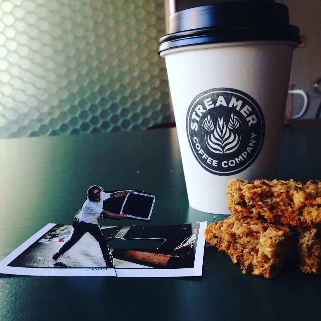 志摩有子さんのインスタグラム写真 - (志摩有子Instagram)「お初のスタジオで本日二本目。 朝から風を送り続けるヘアエイジ君にカフェインと糖分補給を。 #HERS #magazine #shooting #streamercoffee #茅場町 #オートミールクッキー #EIJIKADOTA」9月11日 16時36分 - ariko418