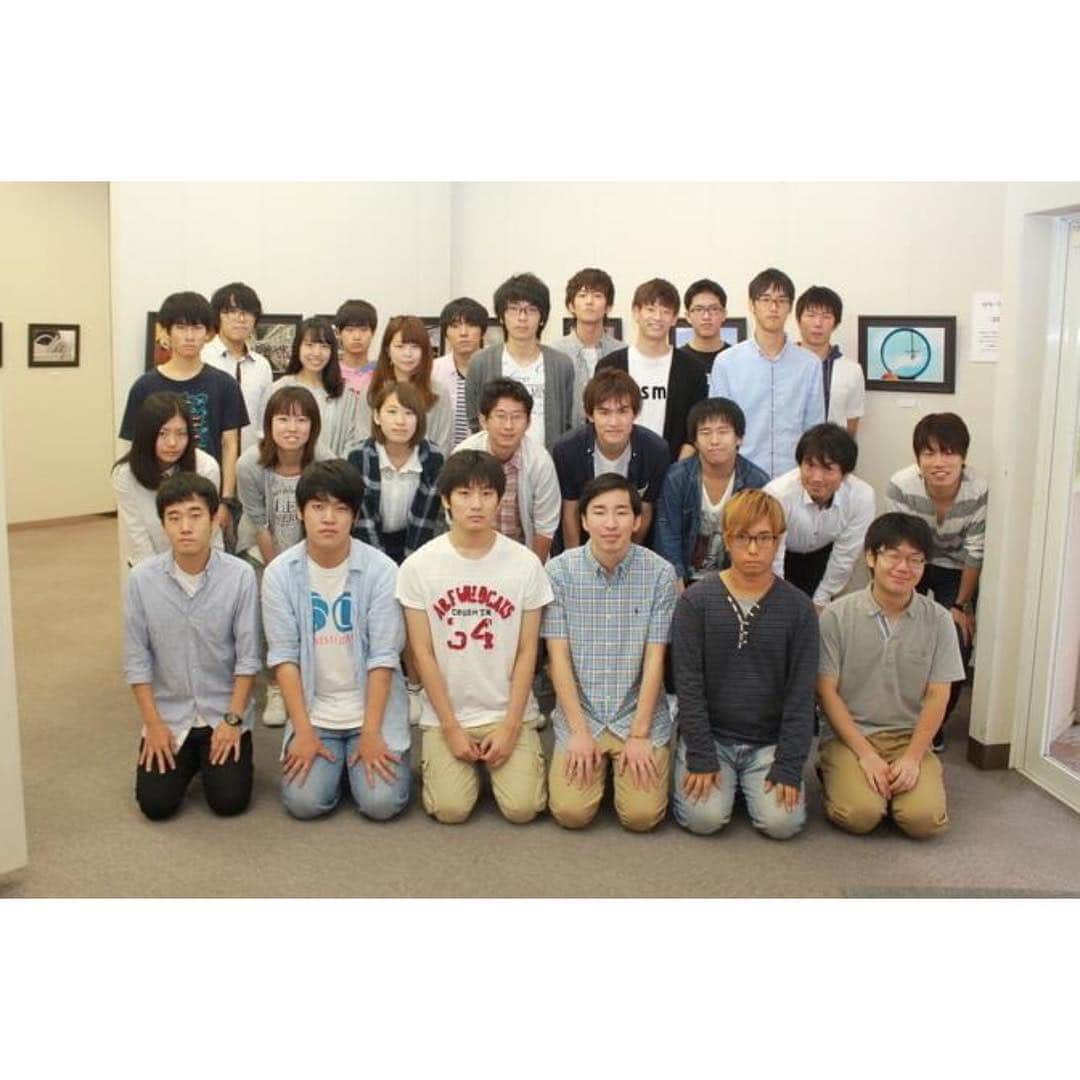 神戸学院大学さんのインスタグラム写真 - (神戸学院大学Instagram)「写真部の学外展「注目回顧」が神戸市中央区元町通5の8、みなせ画廊で始まりました。9月15日までの午前10時～午後6時(最終日は午後4時まで)です。テーマのうち「注目」はカラー写真32点、「回顧」はモノクロ写真29枚です。平川龍太部長の作品は「みつかっちゃった！すんごく小さい」と題したバッタです。副部長の山本直幸さんの作品は、白い彼岸花を写した「見たことがない彼岸花」。光延優吾さんの作品は「どんな建物にもある違和感」と題し、西本願寺、ヴォーリズの建築で知られる滋賀県の豊郷小学校、広島県の洋館にある消火器を撮影しました。髙橋宏輔さんは、小学校時代からずっと父親の隣に座り、運転免許を取得してからは自分で運転もした舞鶴の実家の車「エリシオン」をついに買い替えることになり、その直前に車両後部のエンブレムを撮影した「時代を共にした車」です。ぜひ、ごらんください。  #神戸学院 #神戸学院大学 #写真部」9月11日 10時16分 - kobegakuin_university_koho