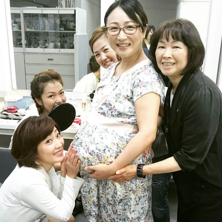 池尻和佳子のインスタグラム：「明日が出産予定日のなっちゃんがRKBに遊びに来てくれました🐤  安産をお祈りしてます(^^)v」