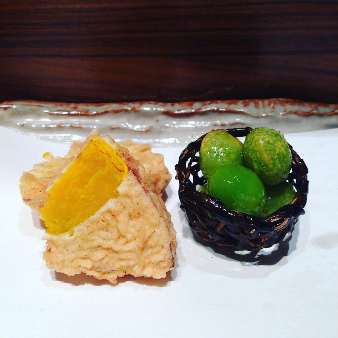 志摩有子さんのインスタグラム写真 - (志摩有子Instagram)「来週の出張前に和食が食べたくなり、久しぶりに天ぷら。 おもちゃみたいに愛らしい昆布の籠に入った緑鮮やかな新銀杏と南瓜。 #天ぷら #銀杏 #南瓜 #日本の秋は楽しい」9月11日 22時24分 - ariko418