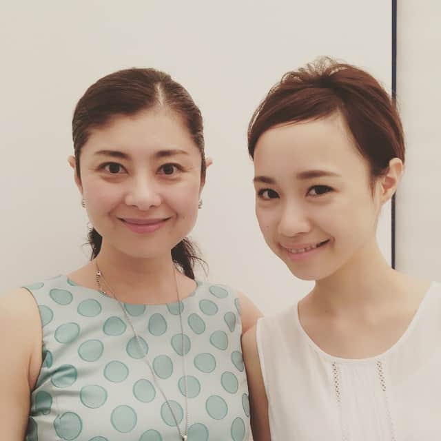 間々田佳子のインスタグラム：「今日は女性誌の撮影で、かわいらしいモデルちゃんのはやしさんに顔ヨガ伝授♡ 笑顔のトレーニングと、むくみ解消に顔ヨガは効きますよ〜♪ 若い世代のみなさんにも顔ヨガオススメです。  #むくみ解消 #笑顔の練習 #顔ヨガ #間々田佳子 #顔が引きつる ときもオススメです。#cancam」
