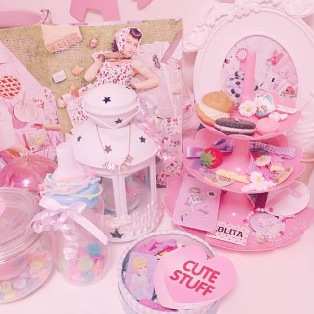 Candypot さんのインスタグラム写真 - (Candypot Instagram)「* regram▷（（ @yy_uuu ））さん * 女の子らしさが ぎゅっと詰まった かわいいお部屋👸🏼💞 * @yy_uuu さんの写真は どれも素敵なものばかりです💭💗 * #regram #repost #CandyPot #キャンディポット #部屋 #インテリア #雑貨 #room #interior #pink #cute #girl」9月12日 21時48分 - candypot_jp