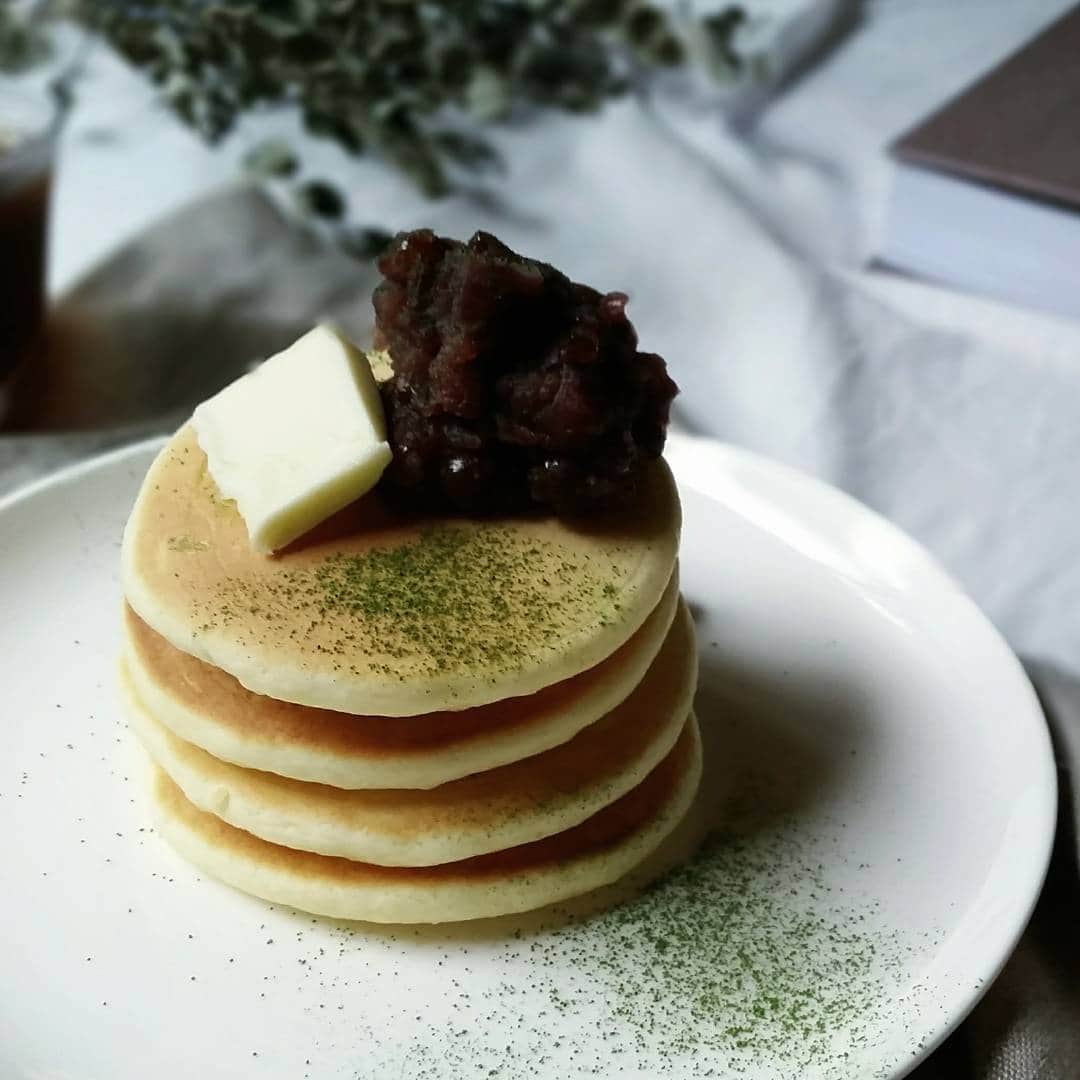 Mikaのインスタグラム：「pancakes.  いつぞやのパンケーキ別Ver.でこんばんは。  昨日から下の娘(6ヵ月)が手足口病にかかってしまいました。 やっと熱は下がったけど、今度は全身にボツボツがー！ 可哀想に😞😞😞 水泡がムズムズするのかぐずぐず 今夜も夜は長そうだ…  コメントはスルーさせてくださいね。」