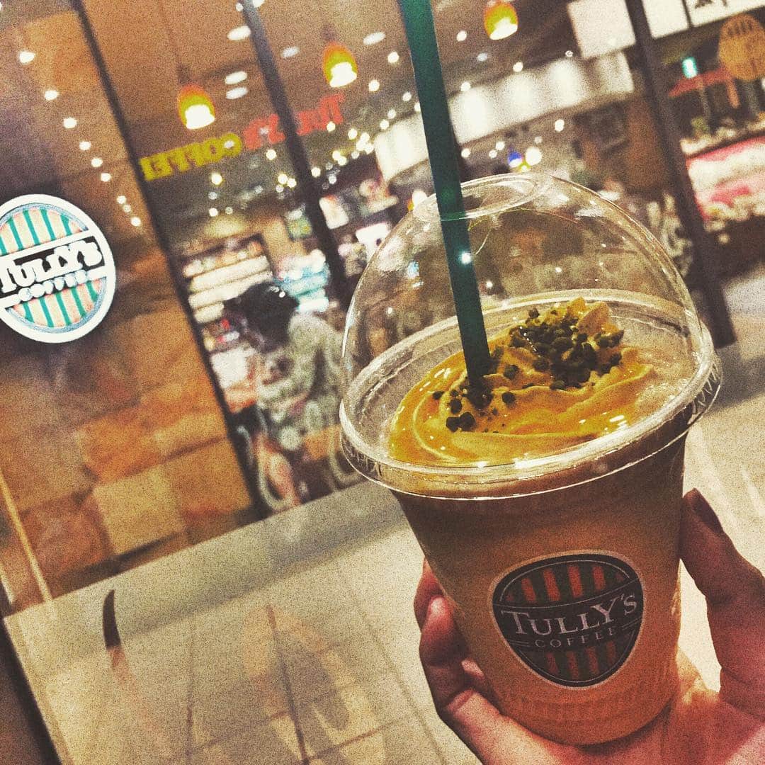 MiracleVellMagicさんのインスタグラム写真 - (MiracleVellMagicInstagram)「got the Caramel Pumpkin Swerkle from Tully's🎃💭I actually like this one better than the chestnut one from starbucks ;P タリーズのカラメルパンプキンスワークル。去年も思ったけど、やっぱり一年の中でこれが一番好き私！！美味しすぎて数分悶えました。(笑) #tullys #fall #pumpkin」9月14日 20時56分 - miraclevellmagic