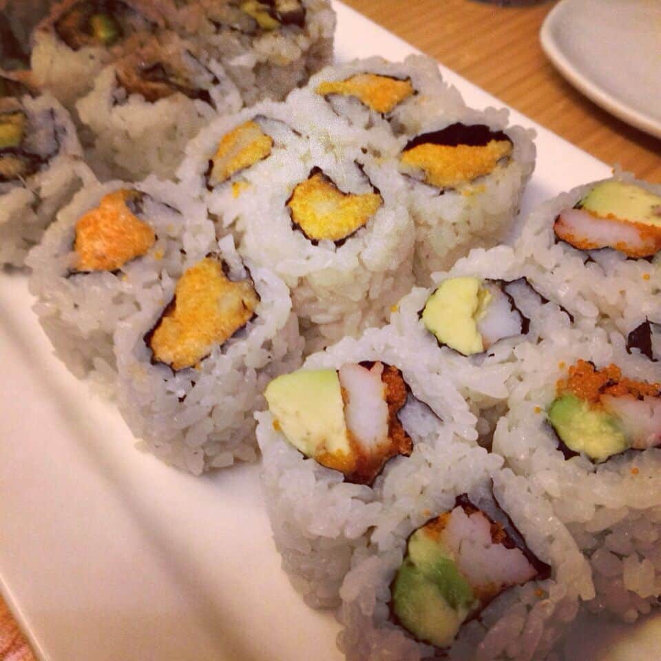 志摩有子さんのインスタグラム写真 - (志摩有子Instagram)「出発前日にお寿司を食べてきたのに、到着早々、晩ごはんにお寿司。こちらはロールの種類が多くて楽しい♪ #NYC #NY備忘録 #NY食日記 #sushi #roll #到着早々は体調管理で軽めに和食 #食べたいだけやん #途中から睡魔と戦う #滝沢家の夏休み」9月15日 12時22分 - ariko418