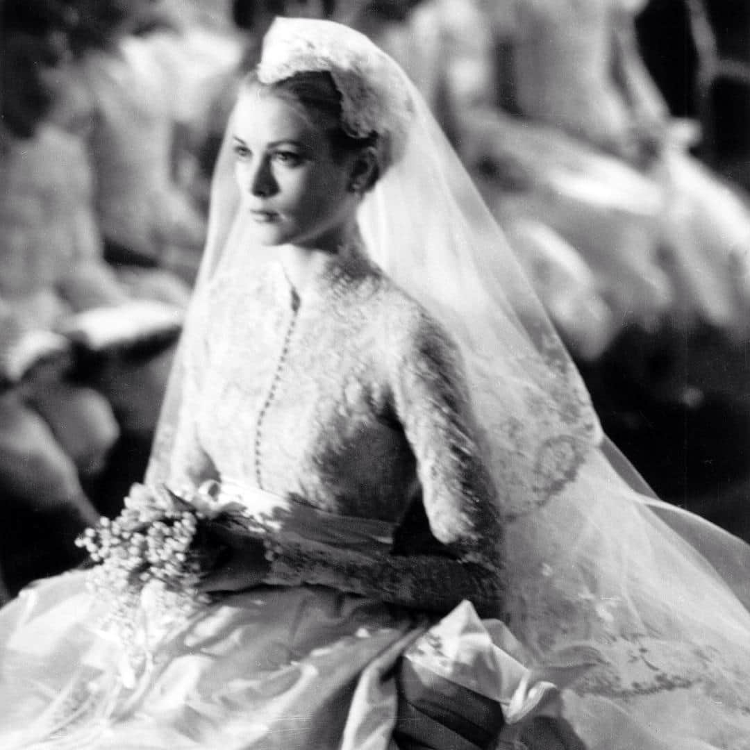 25ans Wedding 公式 Bridesさんのインスタグラム写真 - (25ans Wedding 公式 BridesInstagram)「#セレブのウエディングドレス #グレースケリー #GRACEKELLY  1956年にモナコ大公レーニエ3世に嫁いだ女優のグレース・ケリー。グレース・ケリーは２回結婚式をしていて、１回目は親族のみ、２回目は約600人が見守る中モナコ大聖堂で行われました。挙式のドレスは衣装デザイナー、ヘレン・ローズ #HelenRose がデザインしたもの。可憐なレースをたっぷりと配した露出を控えたクラシカルな控えめデザインで、洗練されたグレース・ケリーの美しさを演出します✨✨ photo／AFLO  #セレブのウエディングドレス #グレースケリー #GRACEKELLY #theweddingjp #celeb #brides #ヘレンローズ #HelenRose」9月15日 22時35分 - 25answeddingbrides