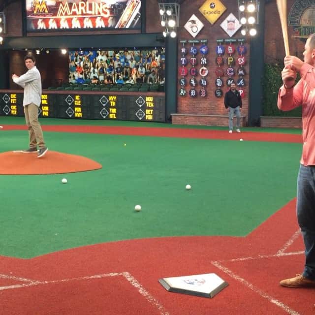 ジャスティン・ボーアのインスタグラム：「Took @christianyelich to the street in studio 42.  #dinger」