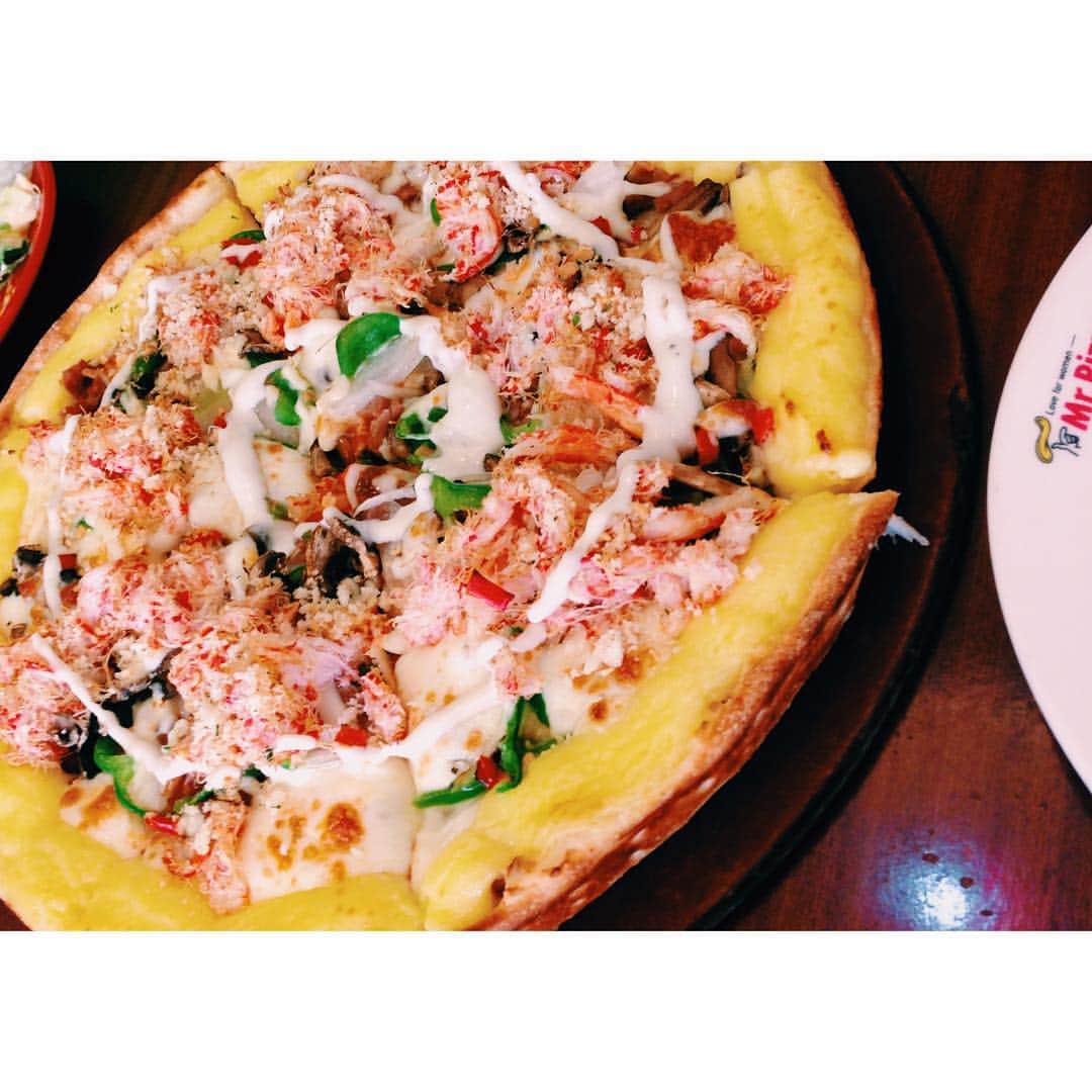 久保ユリカさんのインスタグラム写真 - (久保ユリカInstagram)「画像、旅フォルダから出てきたピザ‥‥日本にもできてほしい。 ゔざみざんと頬張った思い出、忘れにゃいよ、ゔゔゔ、うめぇ！  #pizza」9月16日 17時21分 - shi_ka_co