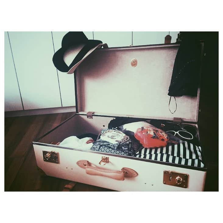 彩希エリナさんのインスタグラム写真 - (彩希エリナInstagram)「get ready for a journey.  #packing #travel #trip #journey #suitcase #safari #globetrotter #outfit #bikini #パッキング #荷造り #スーツケース #グローブトロッター #旅 #旅支度 #旅行」9月16日 13時56分 - erina_saiki