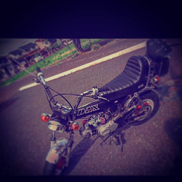 平山舜也さんのインスタグラム写真 - (平山舜也Instagram)「〜僕のバイクはいったいどこへ〜  盗まれてから早1年。 一人の時はこいつに乗っていろいろ旅に出たなぁ。  そうこれも思い出さ」9月16日 14時34分 - hirayama_s