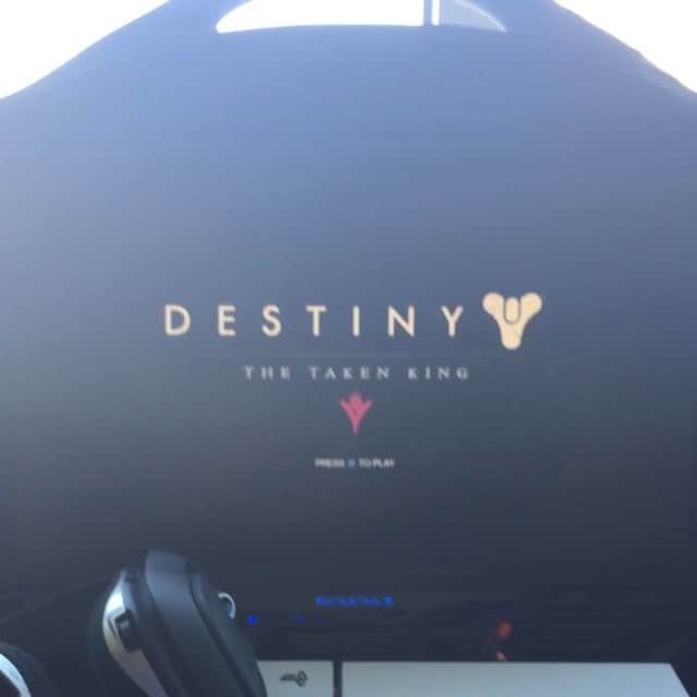 ジャスティン・ボーアのインスタグラム：「Gotta love being able to game on the go thanks to @gaems_pge . sick view today too #centralpark @destinythegame」