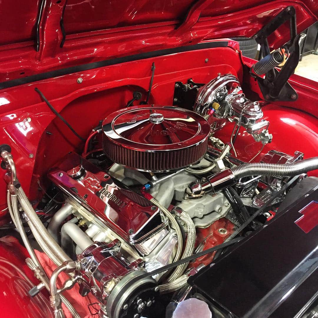 Classics Dailyさんのインスタグラム写真 - (Classics DailyInstagram)「Engine bay in my dad's '71 C10 cleaned up quite a bit! New @ChevroletPerformance two-piece valve covers, @HolleyPerformance Air cleaner, Billet Specialties side mount Compressor and Alternator brackets, rewiring of the #HolleyEFI Terminator harness to hide it better, and a new @OPTIMABatteries red top with a battery cover/tie down to keep it clean. What do you guys think? We normally aren't fans of chrome in the engine bay, but that was the theme of the truck when we bought it. 😁👍🏼 P.S. It is a 383ci stroker sbc with AFR heads, built internals, etc. to produce 500-550hp along with @HolleyPerformance's Terminator EFI throttle-body system. Power is sent through a 4L60E to a 12-bolt. #Chevy #C10 #sbc #HolleyEquipped #AFR #ClassicsDaily」9月17日 4時26分 - classicsdaily