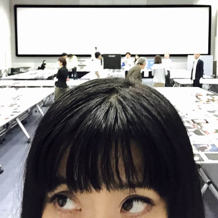のインスタグラム：「大阪から戻り、キヤノンフォトコンテスト！石橋睦美さんらと絶賛審査中。たっくさんの力作に囲まれてしあわせです☆」