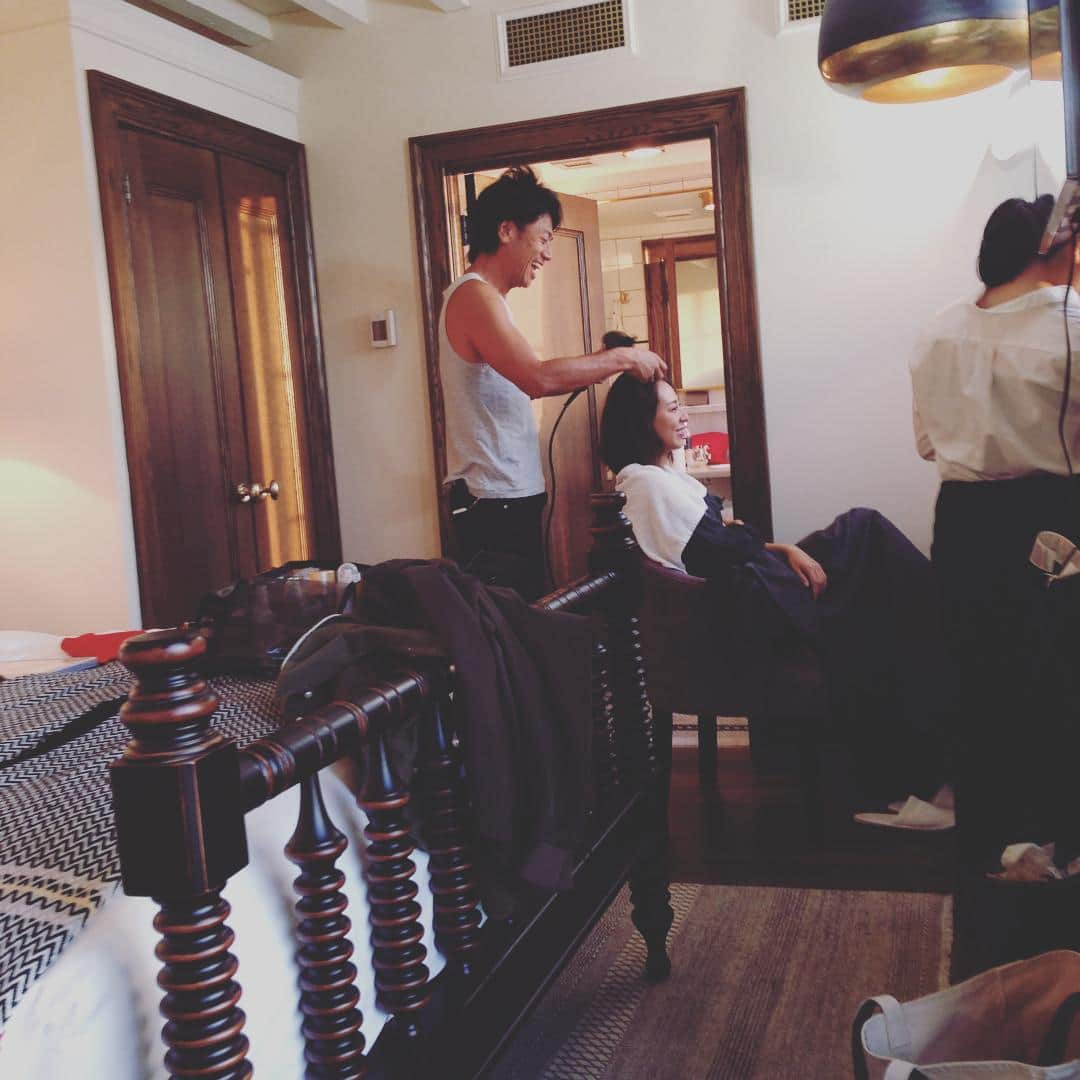 志摩有子さんのインスタグラム写真 - (志摩有子Instagram)「今日のhanjeeさんはユニフォームのタンクトップ姿でセットアップ。見慣れた風景。こうじゃなきゃ😉 #GM #classymagazine #shooting #hair #Mrタンクトップ #NY備忘録」9月17日 20時14分 - ariko418