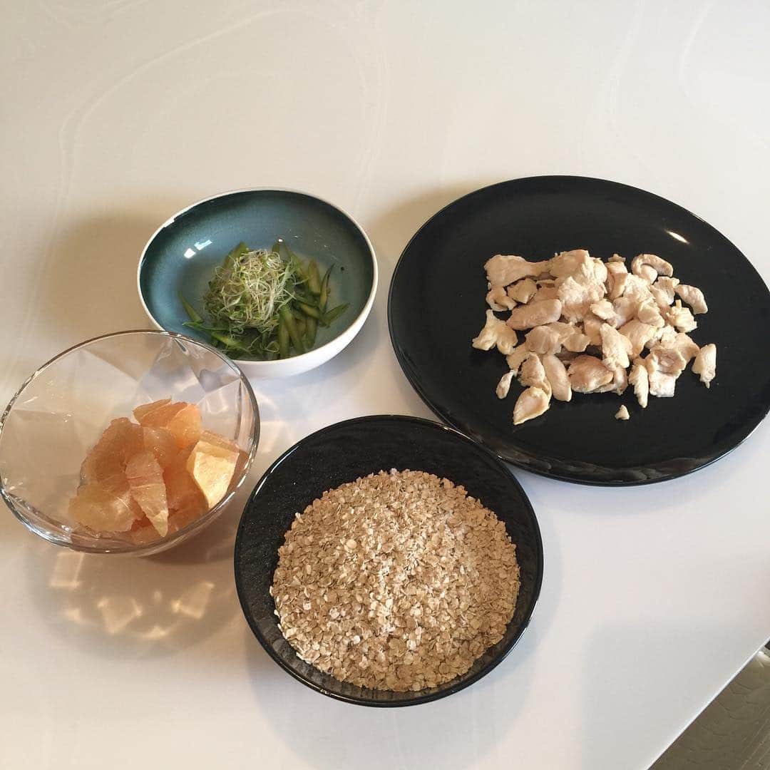 ダルビッシュ有さんのインスタグラム写真 - (ダルビッシュ有Instagram)「今日の朝ごはん。鶏胸肉きついわー。 #Meal1 #Diet #Oatmeal」9月17日 23時51分 - darvishsefat11