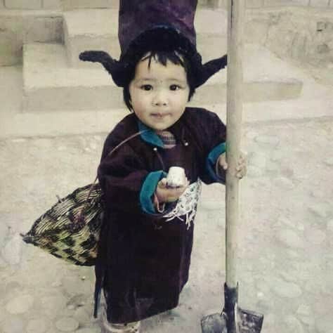 AMOのインスタグラム：「Kid in a ladahki dress ....so cute」
