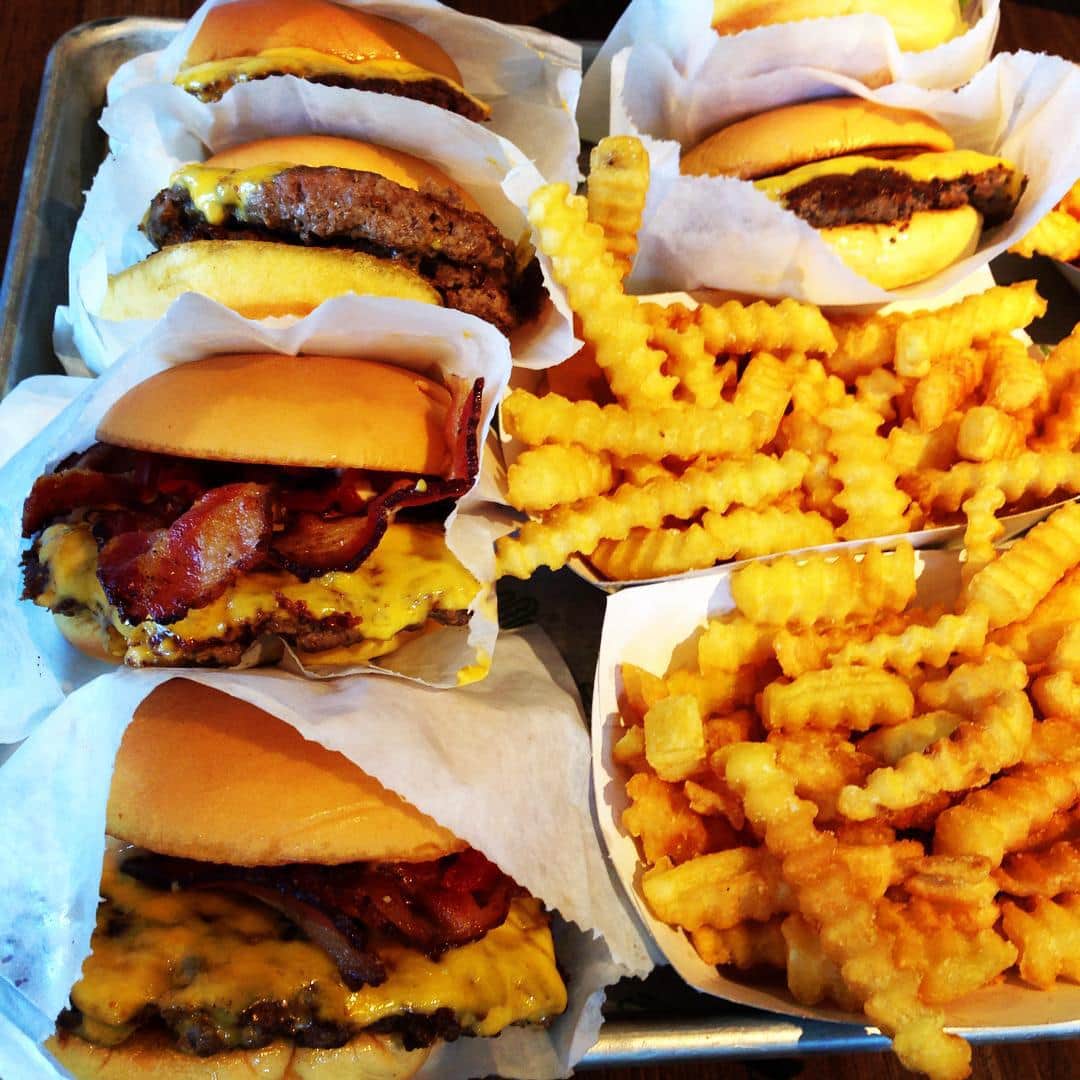 志摩有子さんのインスタグラム写真 - (志摩有子Instagram)「撮影終了後のランチはシェイクシャックでハンバーガー。しっとり柔らかくてほんのり甘いバンズがうまし！ #classymagazine #shooting #lunch #hamburger  #もうすぐ日本上陸 #NY備忘録 #NY食日記 #滝沢家の夏休み」9月18日 5時41分 - ariko418
