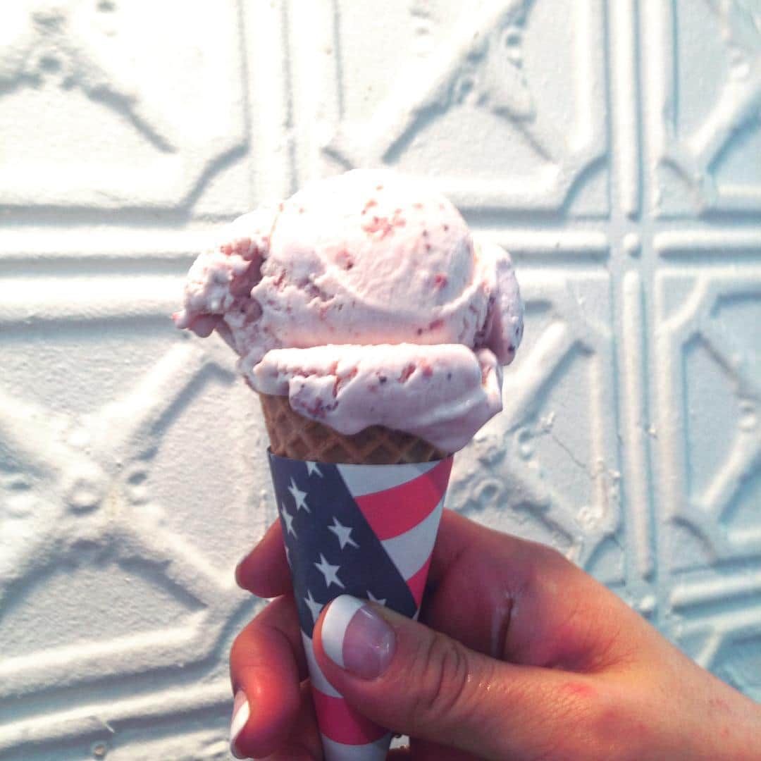 志摩有子さんのインスタグラム写真 - (志摩有子Instagram)「今日のNYは夏のような暑さ。 デザートはブルックリン名物のアイスクリーム。可愛らしくストロベリーをセレクト。 #icecream #名物 #甘さ控えめ #星条旗のラッピング #NY備忘録 #NY食日記 #滝沢家の夏休み」9月18日 5時58分 - ariko418