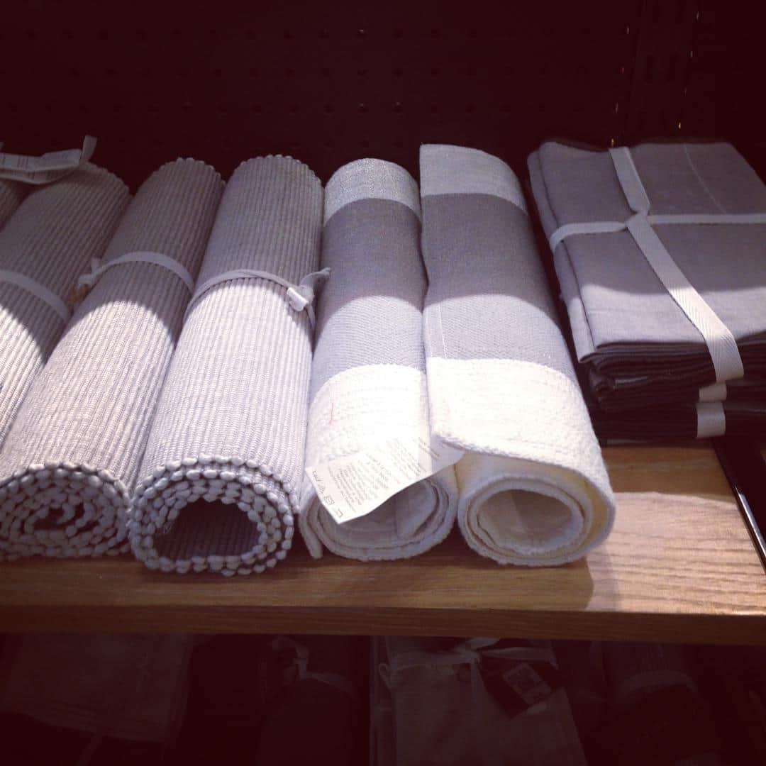 志摩有子さんのインスタグラム写真 - (志摩有子Instagram)「リネンをたくさん購入。 グレーなら和食器にも合いそう。 #NY備忘録 #滝沢家の夏休み #滝沢家の夏休み」9月19日 0時23分 - ariko418