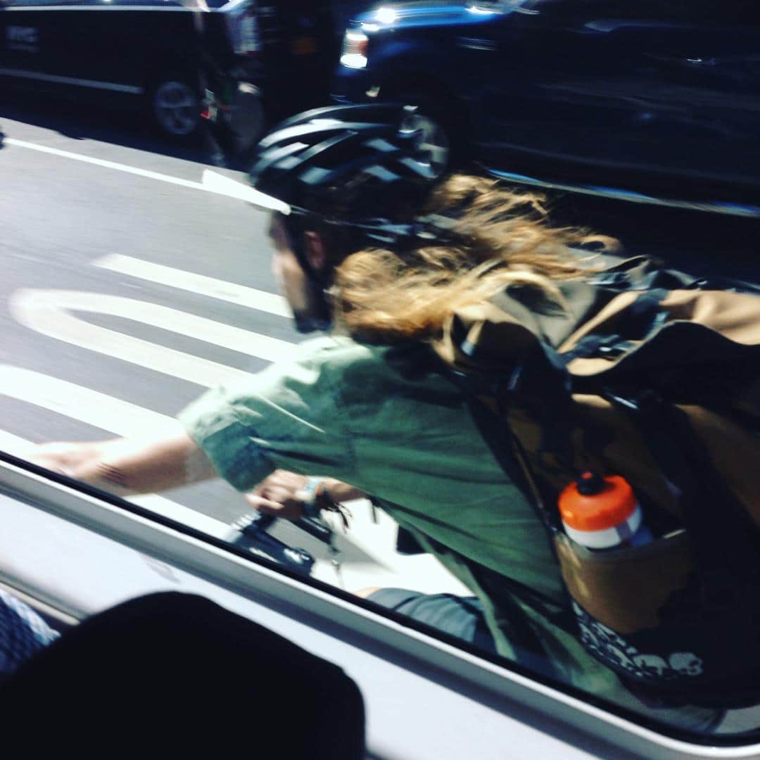 志摩有子さんのインスタグラム写真 - (志摩有子Instagram)「NYCいち速いメッセンジャー、MR.Cooper に今年も遭遇。 ちょっと乗せてってとロケバスに掴まり並走中🚲💨 #NY備忘録  #バイクファンの皆さまお馴染みの」9月19日 6時05分 - ariko418