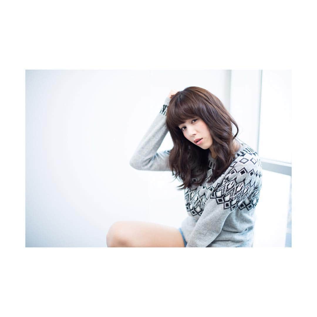 長津 健一郎のインスタグラム：「本日のスタイル作品！  ゆるふわ冬  モデル@yuchicoooさん  ありがとうございますm(_ _)m  楽しいかった☻  またよろしくお願いします。  長津 健一郎 専用予約サイト https://b-merit.jp/web/login/?shop_code=0432397644&shop_user_id=4803  #美容師#美容室#QUATRO#カメラ美容師#サロンモデル募集#撮影依頼#千葉#水戸#ひたちなか#ポートレート#NikonD750#Nikon#japan#quatro_chiba#FF#instafollow#l4l#tagforlikes #followback」